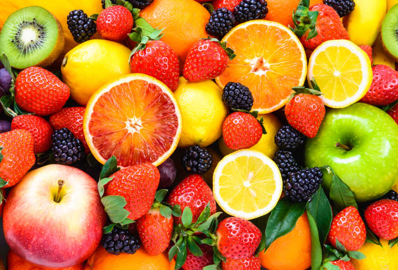 白色背景下美味新鲜的柠檬苹果胡萝卜黄瓜葡萄等水果和蔬菜