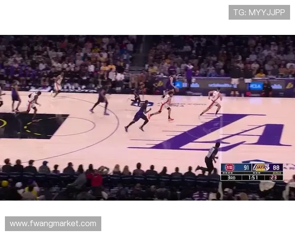 NBA大心脏!里夫斯侧翼干拔三分精准命中拉近比分激烈对抗升级 NBA大心脏!里夫斯侧翼干拔三分精准命中拉近比分激烈对抗升级